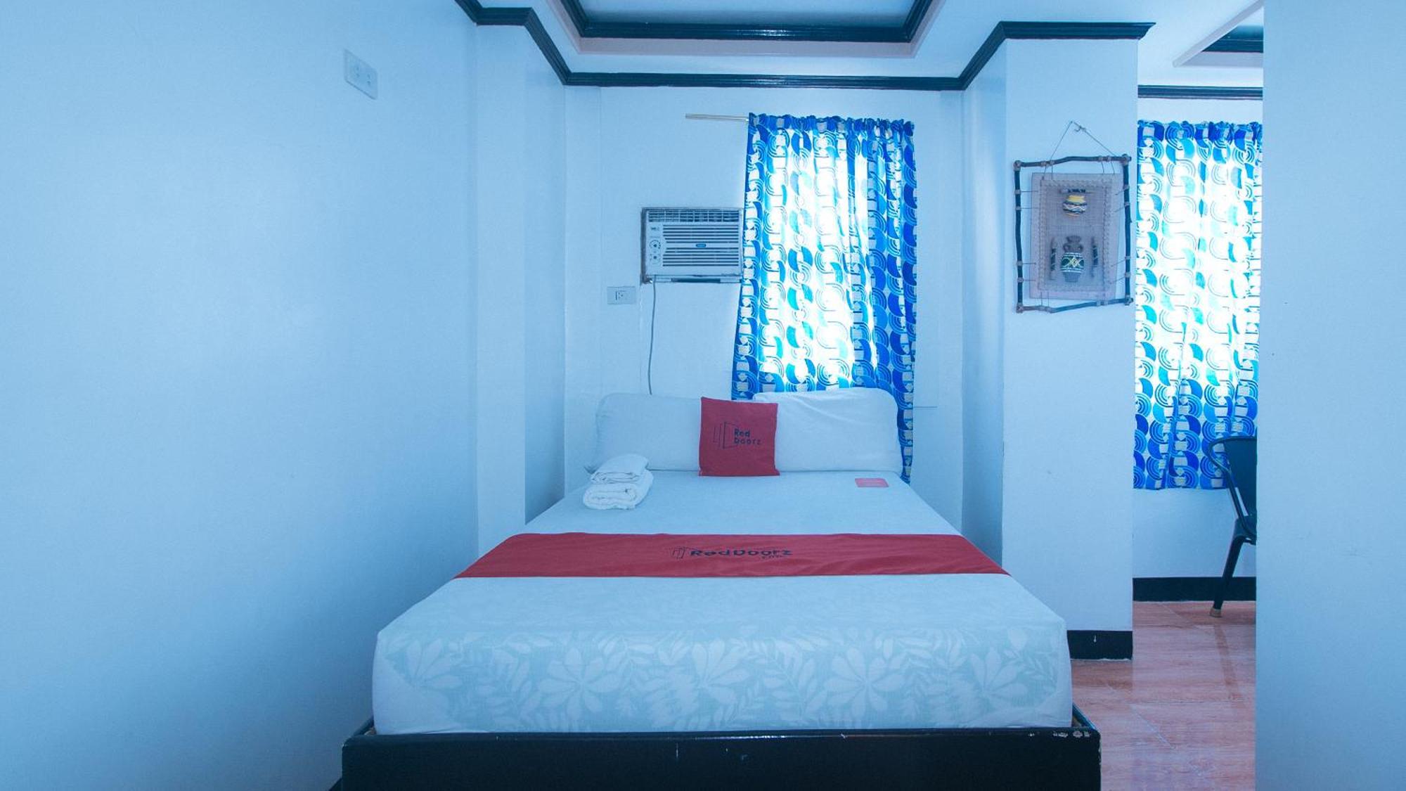 RedDoorz @ Real Street Tacloban Hotel Buitenkant foto