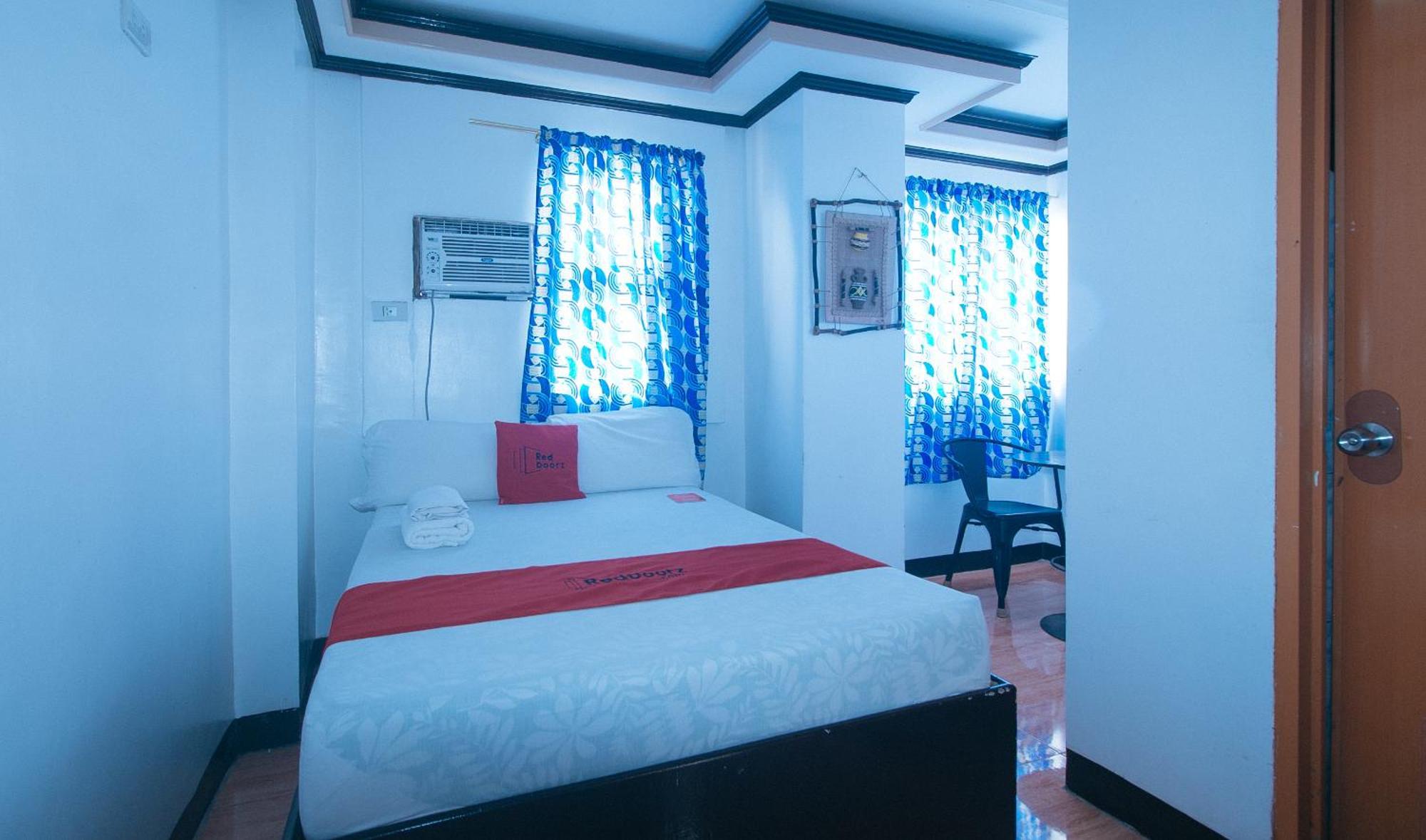 RedDoorz @ Real Street Tacloban Hotel Buitenkant foto