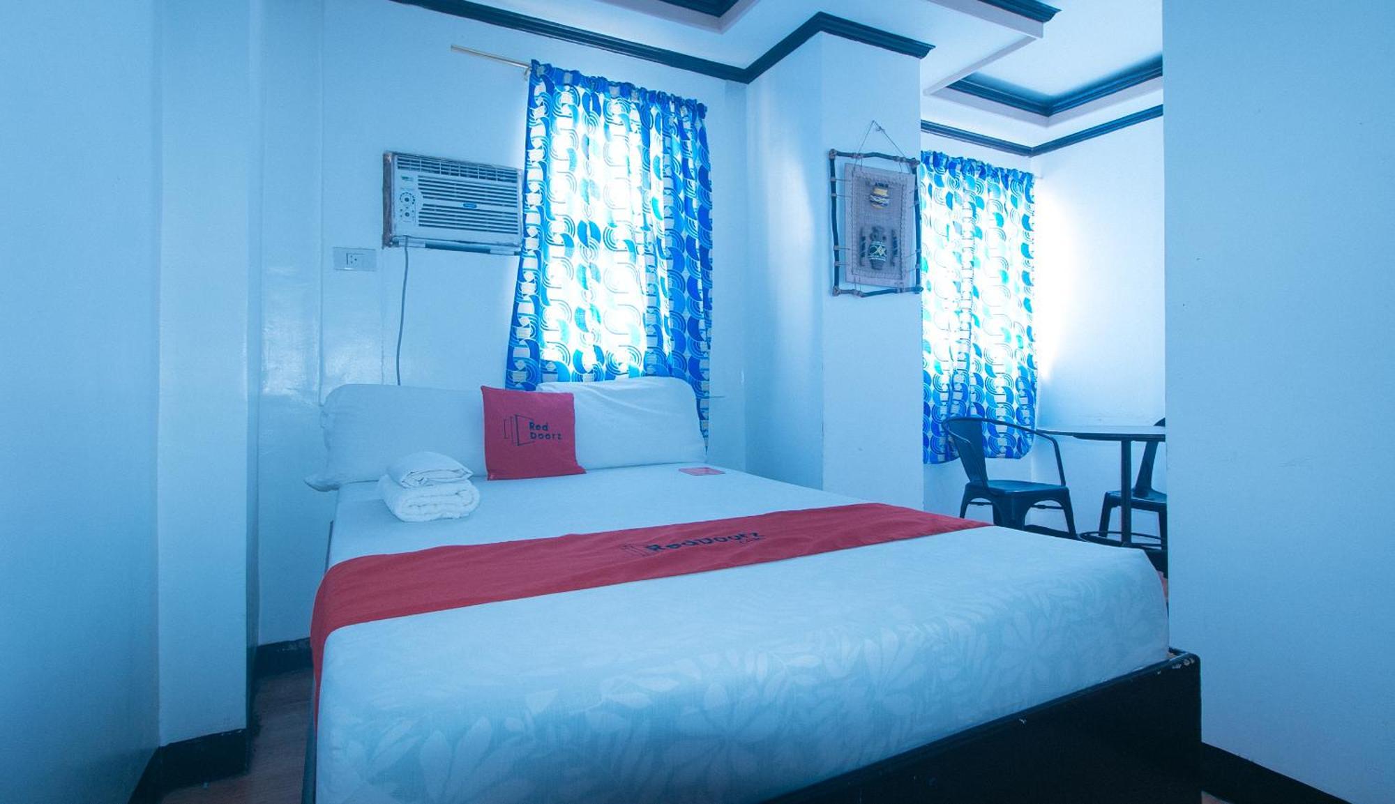 RedDoorz @ Real Street Tacloban Hotel Buitenkant foto